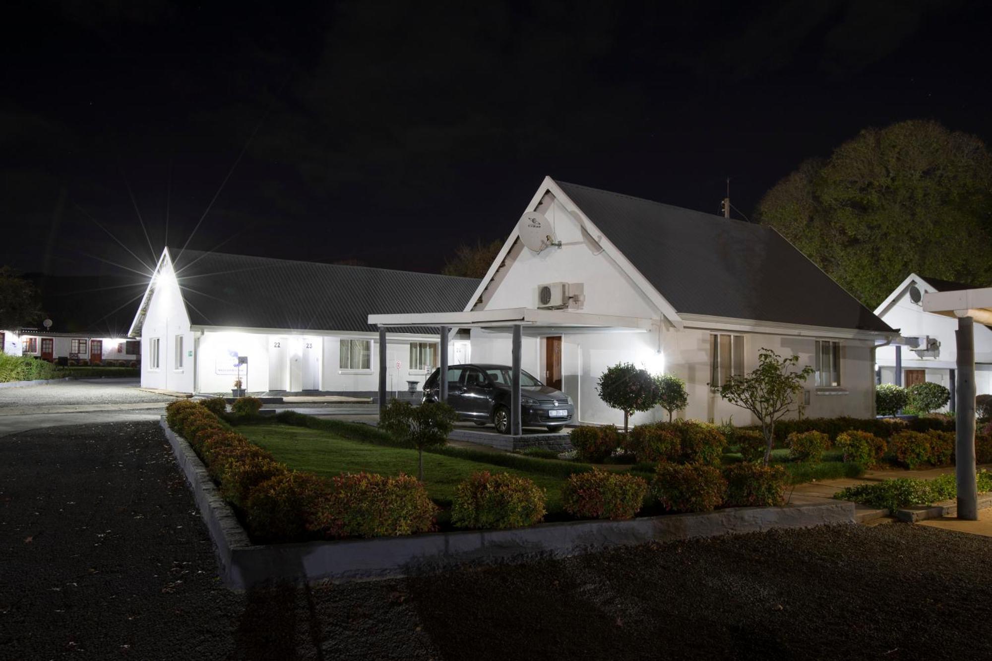 Mount Currie Inn Кокстад Экстерьер фото